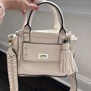 Steve Madden crossbody purse in cream with gold hardware.